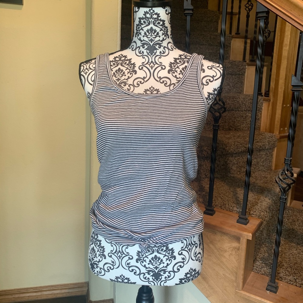 🌾 3/$10 A New Day tank top